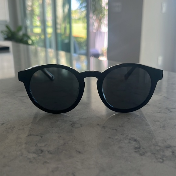 Vallon Polarized Worn a few Like new! Nice glasses!